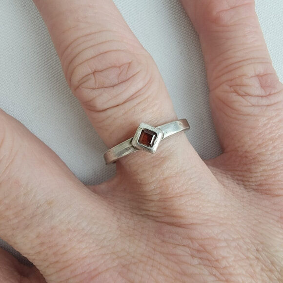 925 Sterling Silver NVC Red Gemstone Stacking Ring Size 8 - Picture 1 of 7